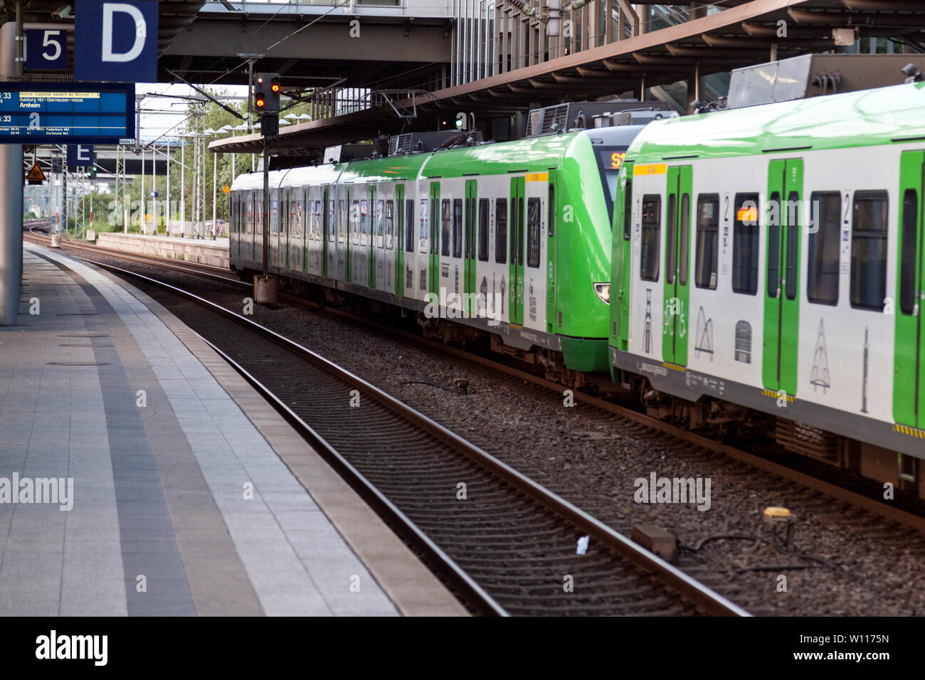 S Bahnhof Flughafen Düsseldorf Park And Ride www.alamy.de