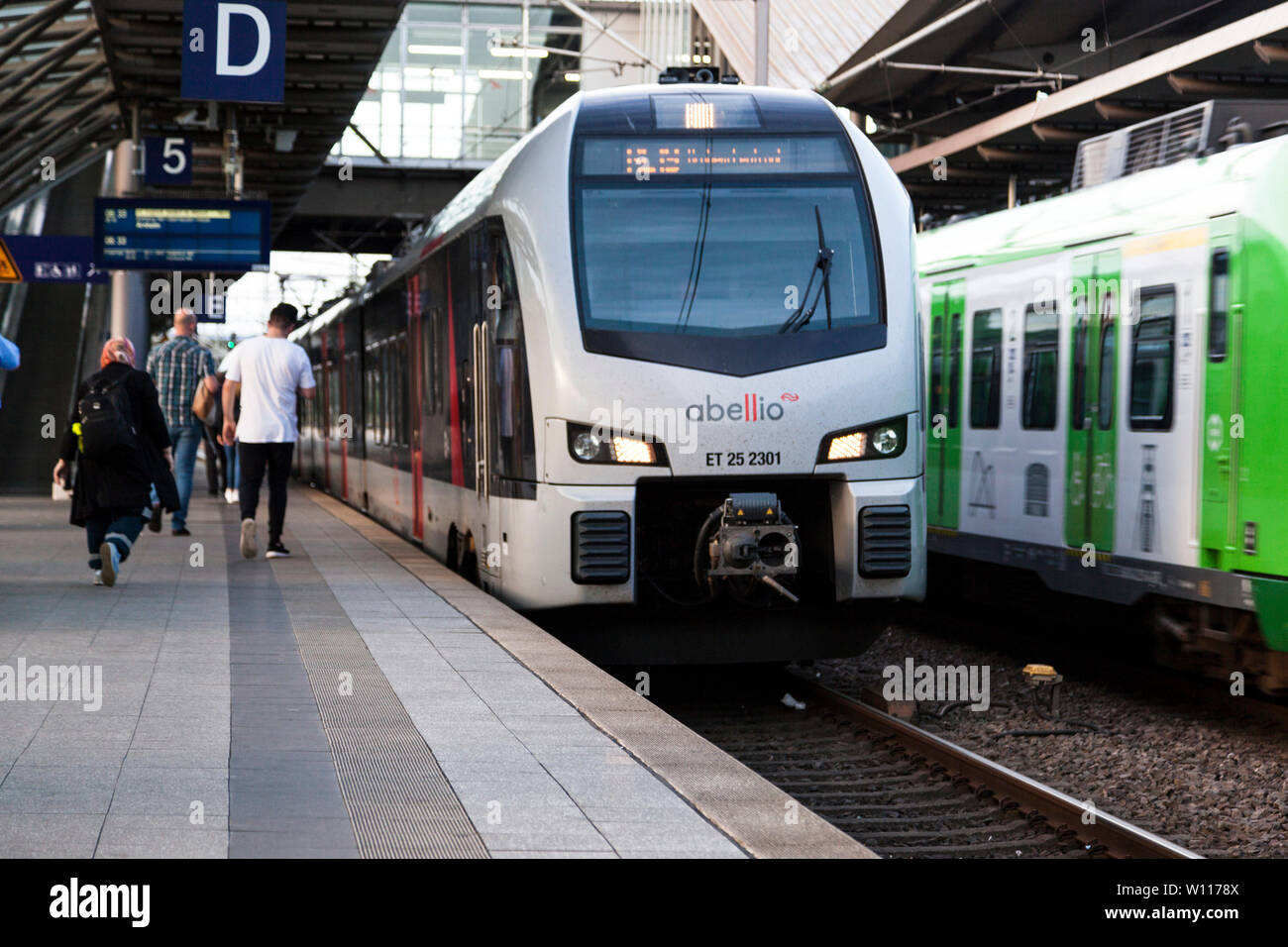 Regionale Zug am Bahnhof des Flughafens Düsseldorf Stockfoto