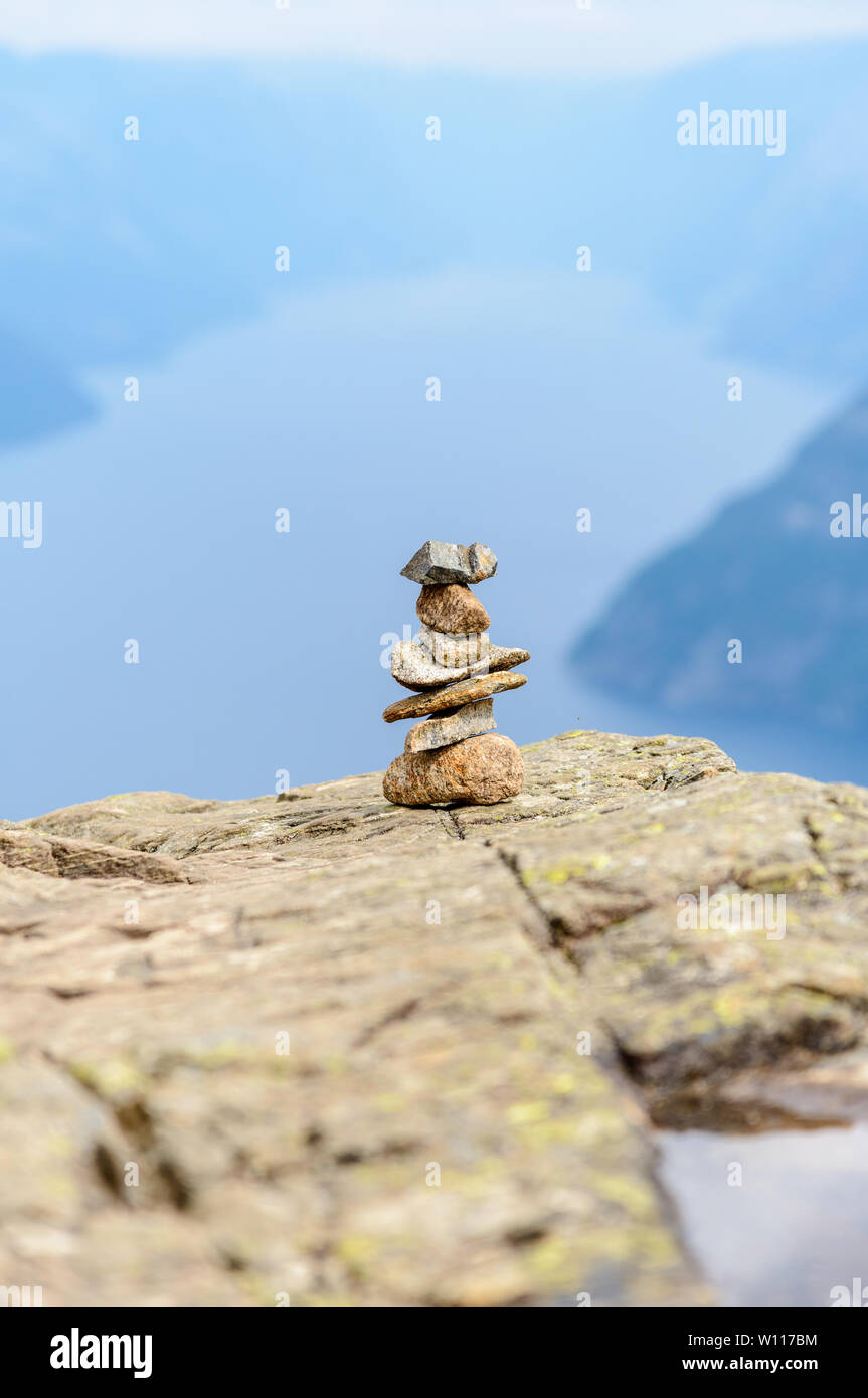 Blick vom Preikestolen oder Prekestolen. Pulpit Rock, berühmten Attraktion in der Nähe von Stavanger. Steine Mini Tower. Lysefjord, Norwegen Stockfoto