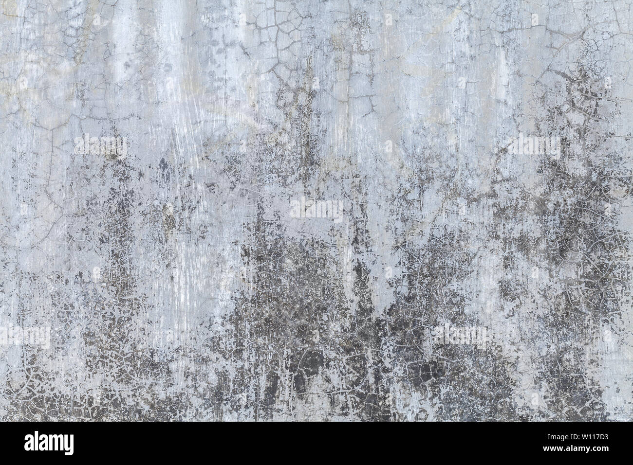 Alte graue Wand mit schäbigen unebenen Putz bedeckt. Textur von Vintage silver Risse im Stein Oberfläche, Nahaufnahme. Stockfoto