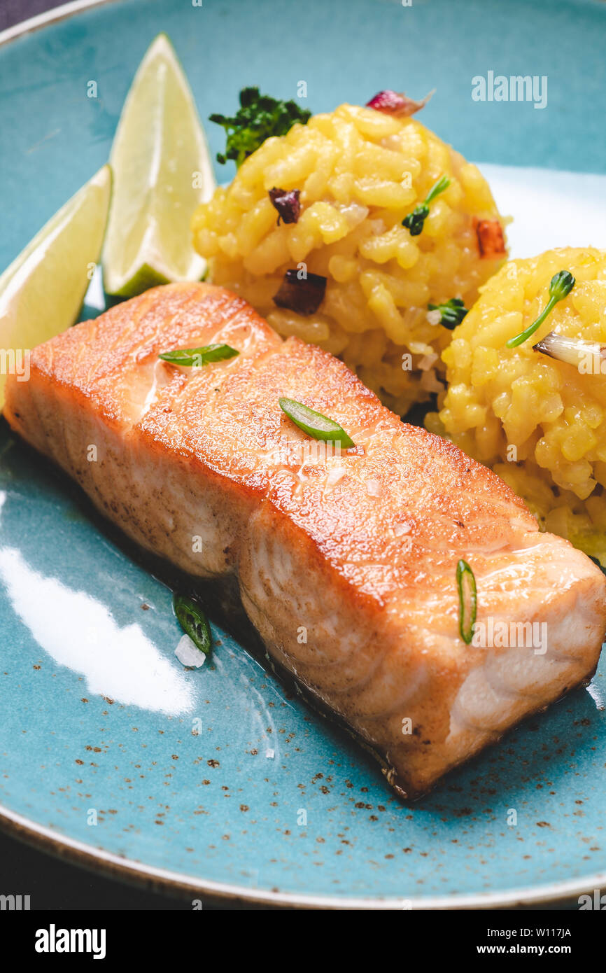 Knusprige Haut gebratener Lachs auf blauen Platte. Gesunde Ernährung Konzept. Stockfoto
