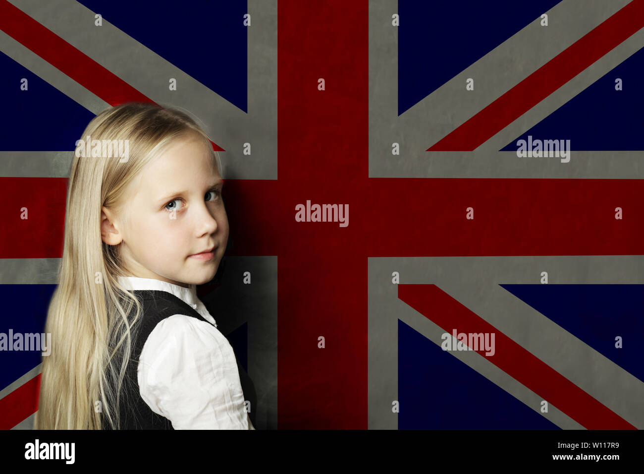 Niedliche kind Mädchen Schüler mit britischer Flagge Hintergrund. English Language School Konzept Stockfoto