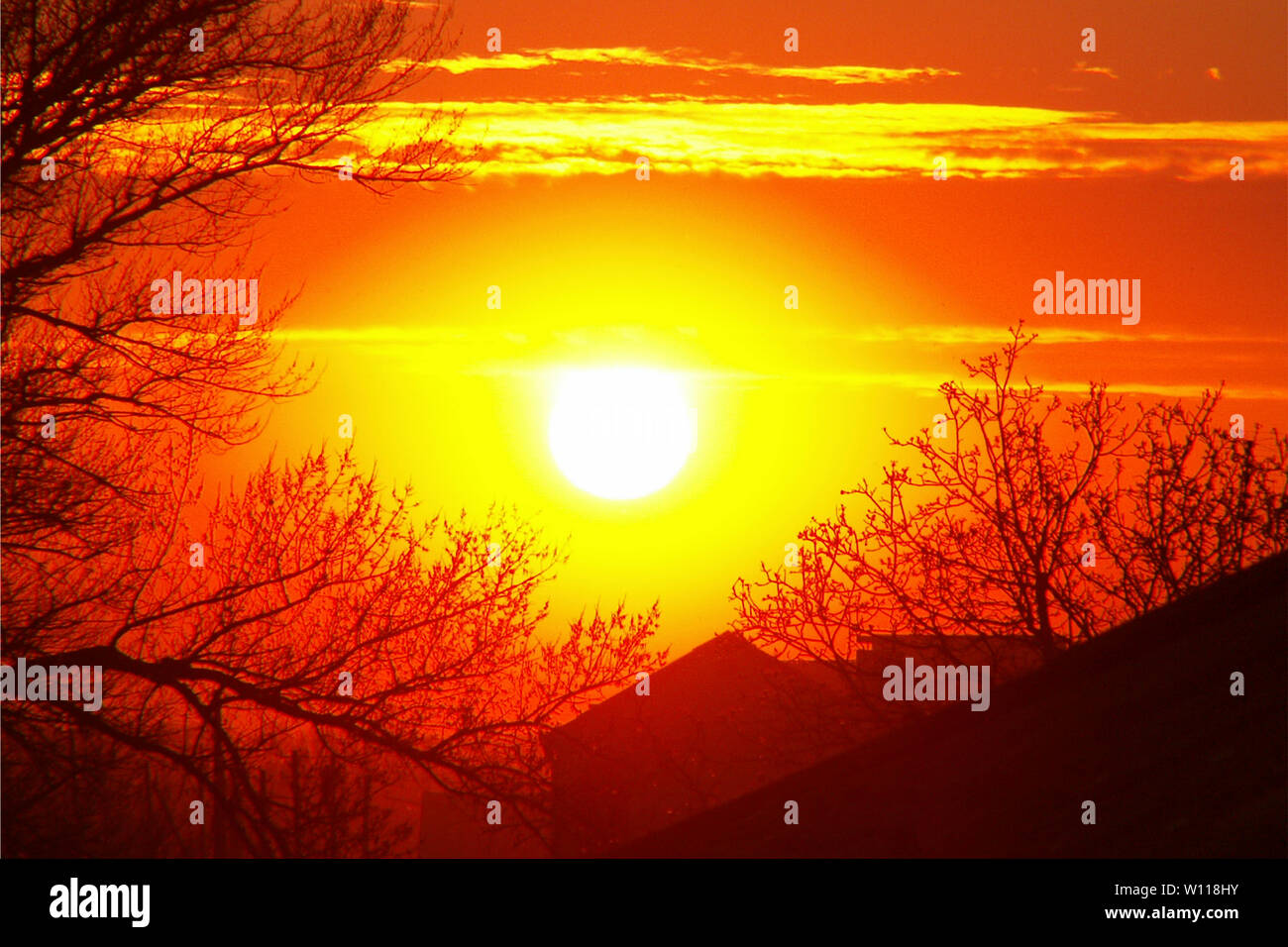 Abend Landschaft mit mit Big Sun über die Häuser Stockfoto