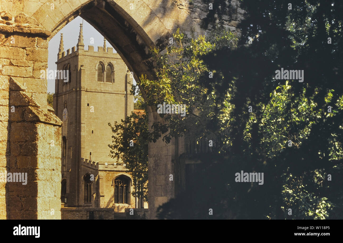 Ramsey Abbey Gatehouse und St. Thomas Becket C von E Kirche, Cambridgeshire, England, Großbritannien Stockfoto