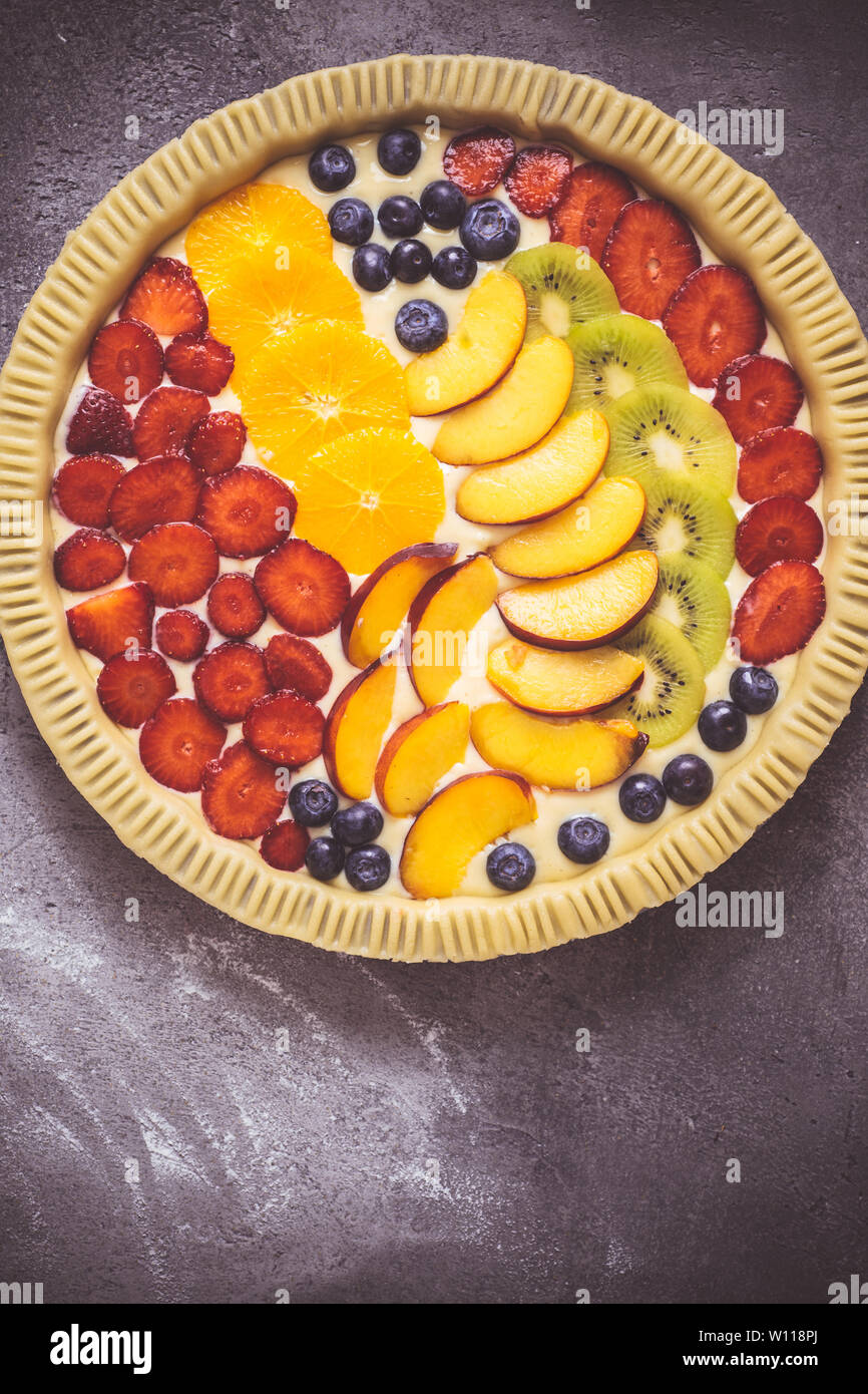 Frischen Teig bunten Obst Torte Torte fertig zu Backen. Gesunde Ernährung Konzept. Stockfoto