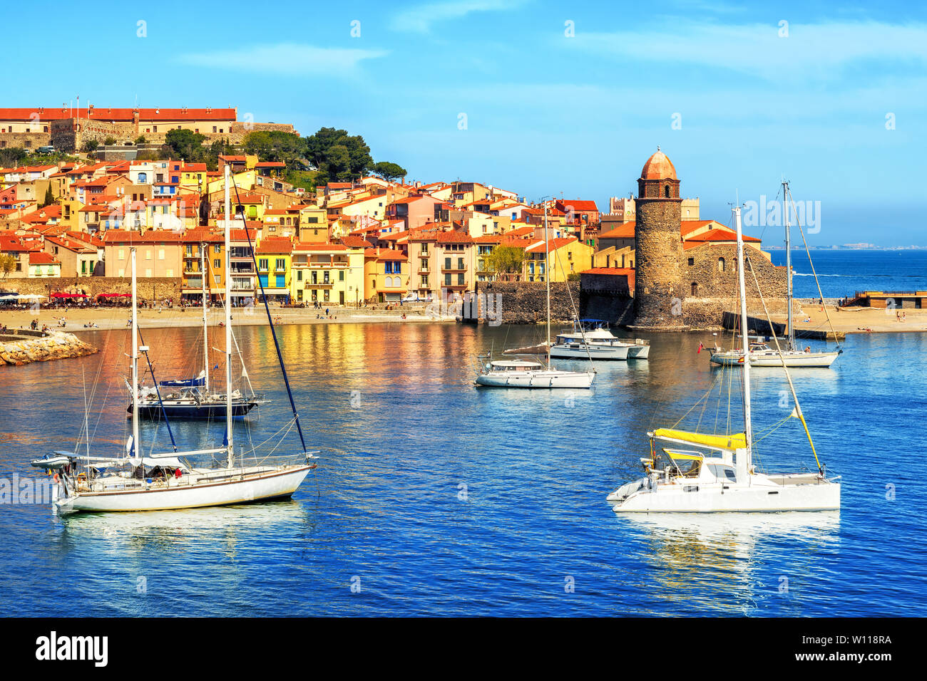 Collioure, Frankreich, einem beliebten Ferienort am Mittelmeer, mit Blick auf die Altstadt mit Notre-Dame des Anges Kirche und den Hafen Stockfoto