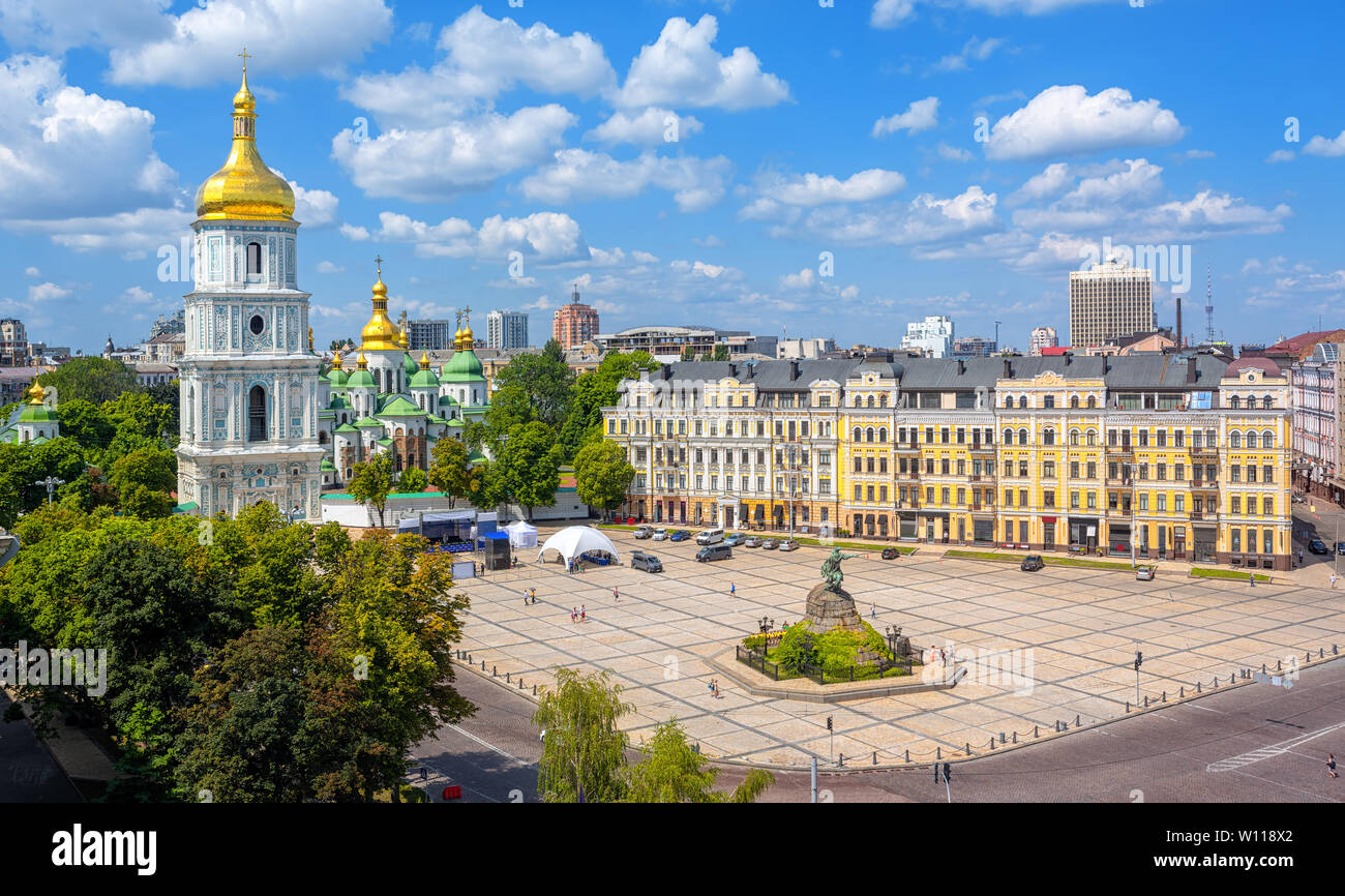 Kiew, Ukraine, Blick auf die Stadt mit St. Sophia's goldenen Kuppel christlich-orthodoxen Kathedrale mit ihrem Glockenturm an einem sonnigen Sommertag Stockfoto