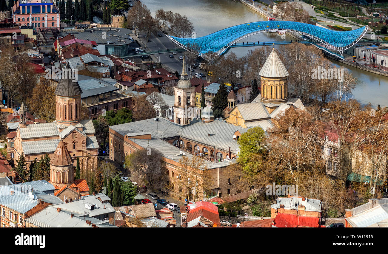 Die Altstadt von Tiflis, Georgien, mit Sioni Kathedrale, die Brücke des Friedens, Jvaris Mama Kirche und Kura Stockfoto