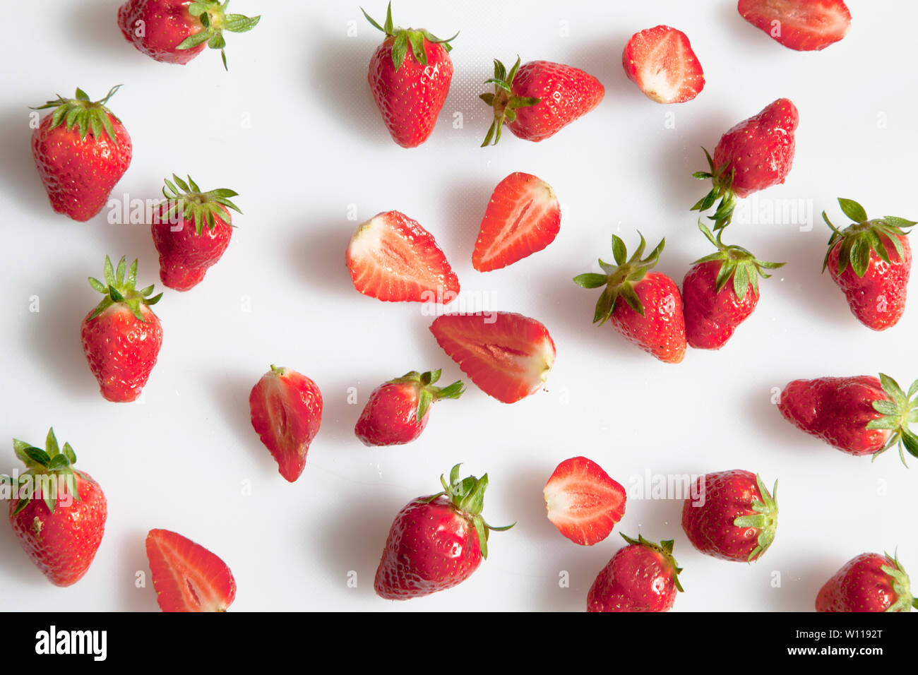 Erdbeeren auf weißem Hintergrund Stockfoto