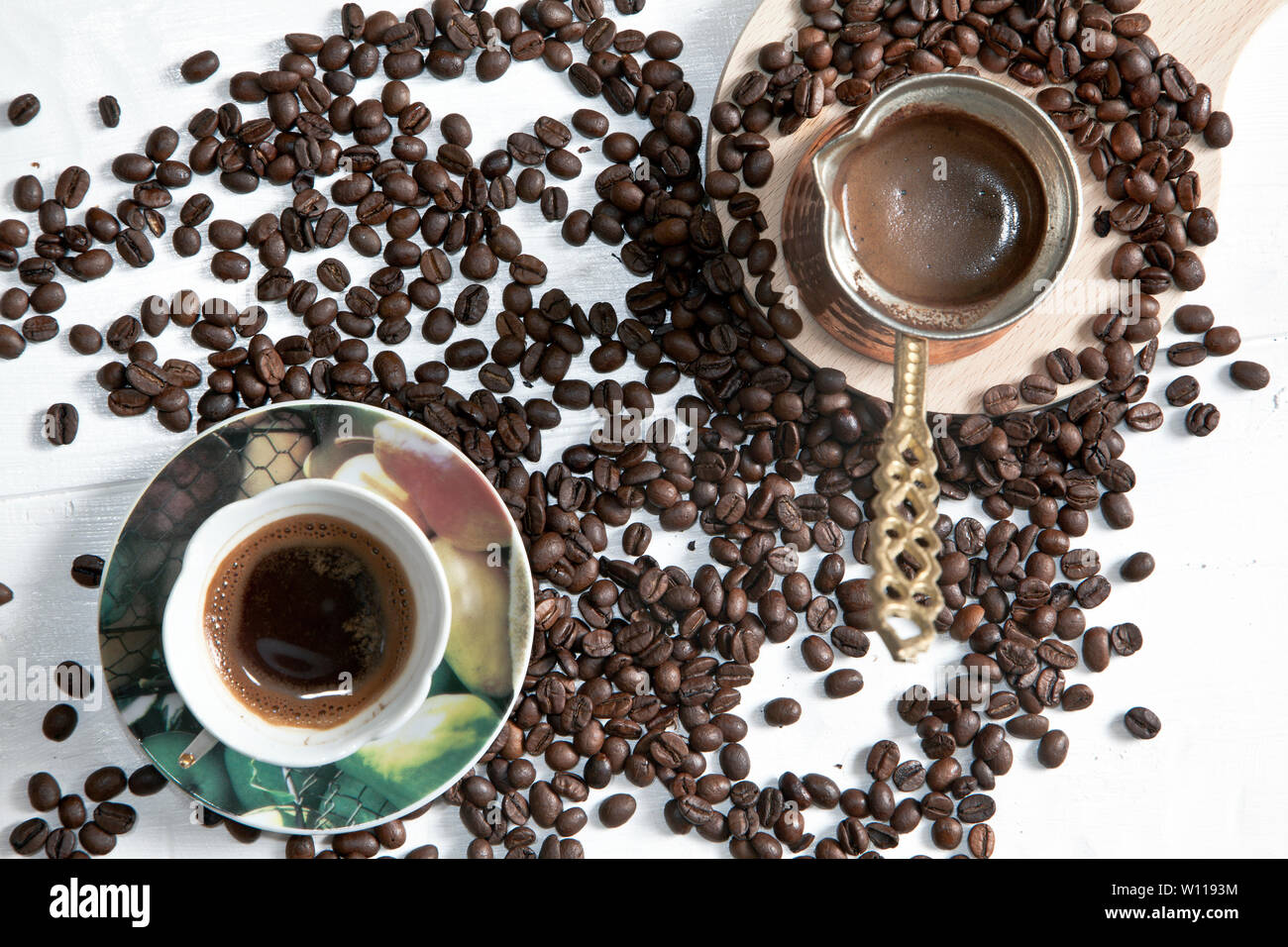 Türkischer Kaffee und Kaffeebohnen auf weißem Hintergrund Stockfoto