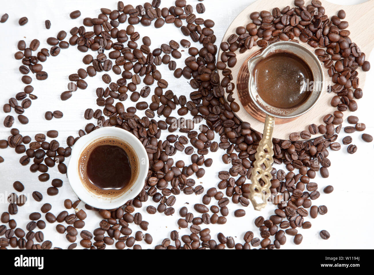 Obst und Kaffee in der Schüssel. Lebensmittel, die reich an Vitaminen Stockfoto