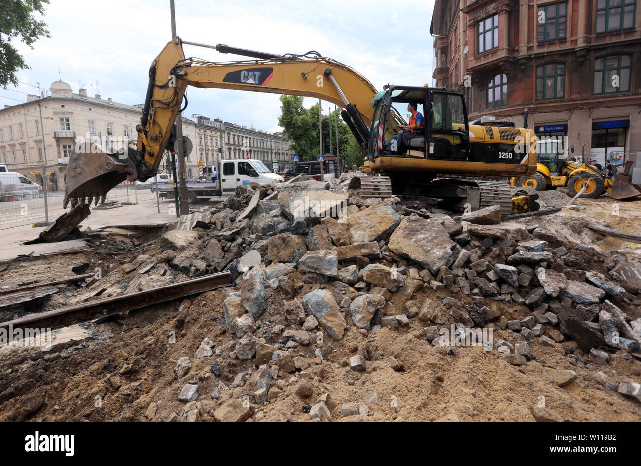 Krakau. Krakau. Polen. Bagger bei der Rekonstruktion des Straßenstandortes im Stadtzentrum. Stockfoto
