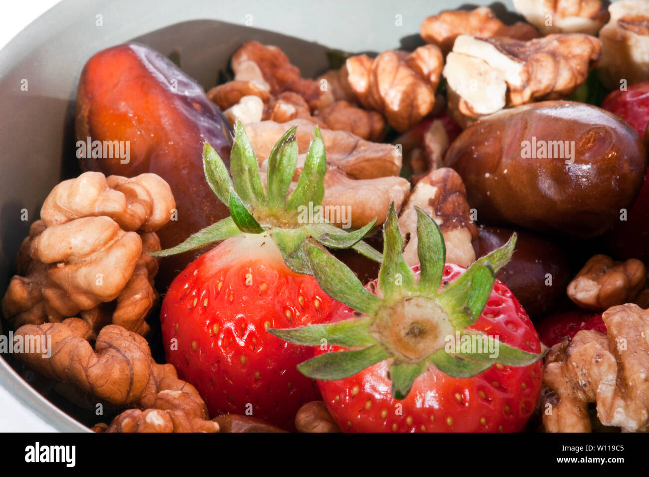 Obst und Kaffee in der Schüssel. Lebensmittel, die reich an Vitaminen Stockfoto