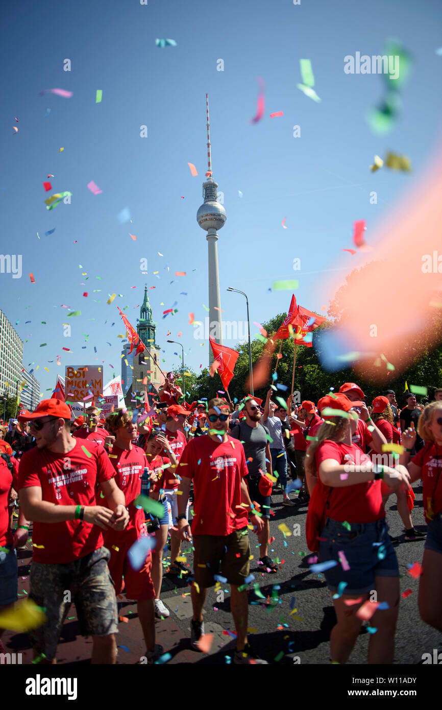 Berlin, Deutschland. 29 Juni, 2019. Teilnehmer mit Konfetti während einer Demonstration der IG Metall-Jugend für einen sozialverträglichen Umbau der Wirtschaft und die Sicherung von Energie und Verkehr turnaround demonstrieren. Credit: Gregor Fischer/dpa/Alamy leben Nachrichten Stockfoto