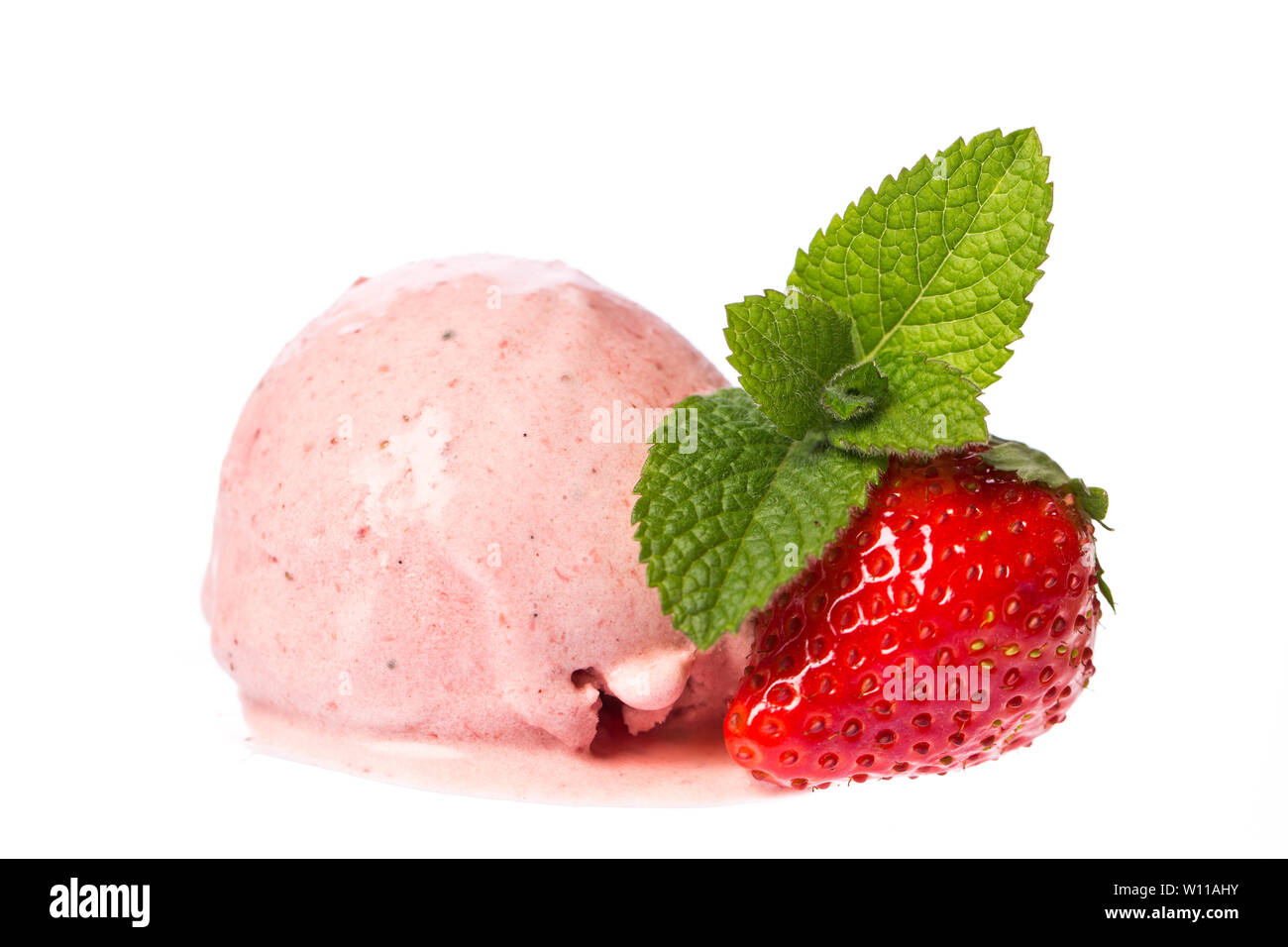 Eine Kugel erdbeer-Eis mit Erdbeeren und Minze auf weißem Hintergrund. Echten essbaren Eis - ohne künstliche Zusatzstoffe verwendet Stockfoto
