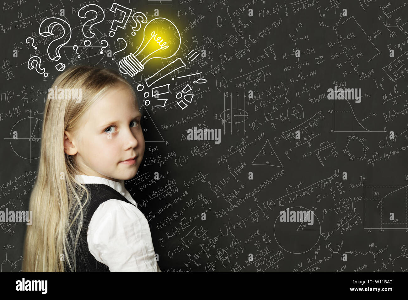 Idee! Schüler Mädchen mit Glühbirne auf der Tafel Stockfoto