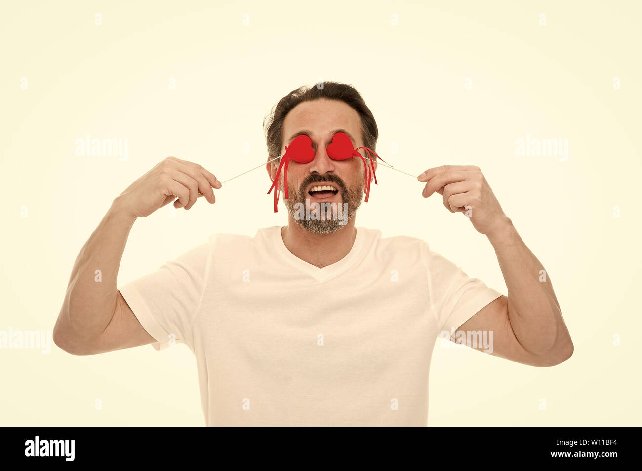 Liebe und romantische Gefühle Konzept. Herz-Attribut von Valentine. Herz Geschenk präsentieren. Man bärtige Hipster halten Herz. Romantischer Kerl verlieben. Gruß aus ehrlichem Herzen. Valentines Tag feiern. Stockfoto