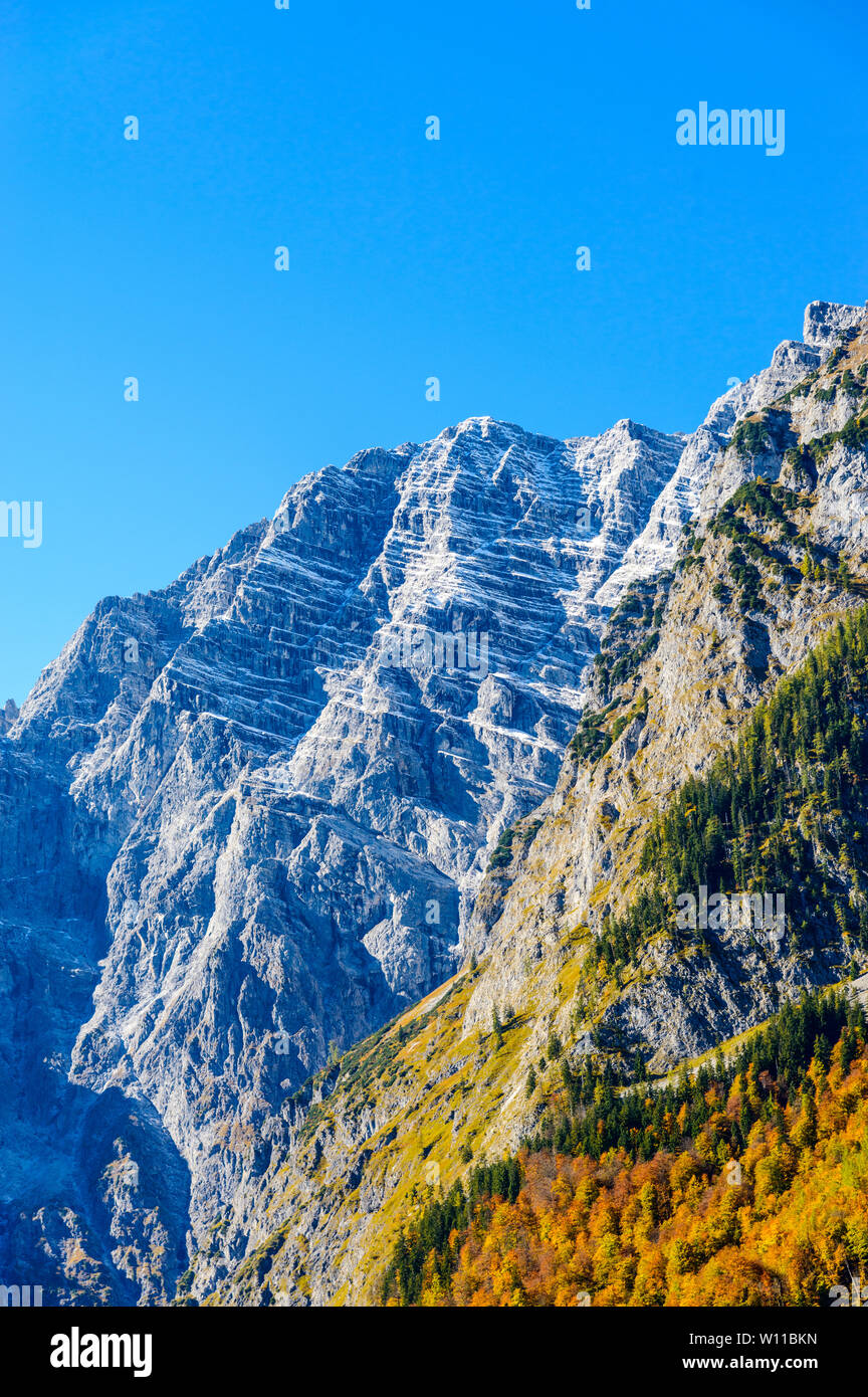 Watzmann am Konigssee (Königssee, Königsee, Konigssee, Königssee, Koenigssee, Konig) See im Herbst, in der Nähe gelegene Kirche St. Bartholomäus (Bartholo Stockfoto