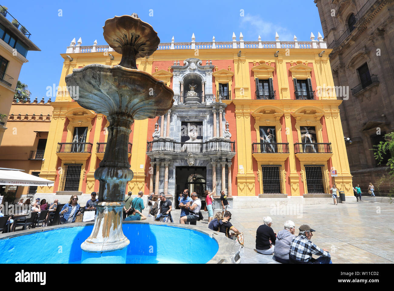 Die bunten Spanischen barocke Fassade des bischöflichen Palce, die zeigt, religiöse Kunst Ausstellungen, an der Plaza Obispo, in der Altstadt von Malaga Stadt Stadt, Spanien Stockfoto