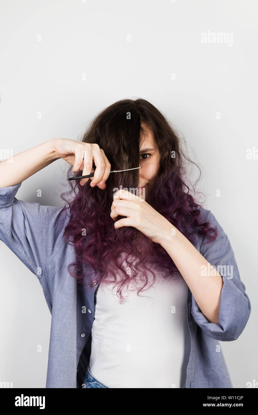 Kind Schneidet Sich Haare Ab Psychologie Mädchen schneidet sich die haare ab -Fotos und -Bildmaterial in hoher