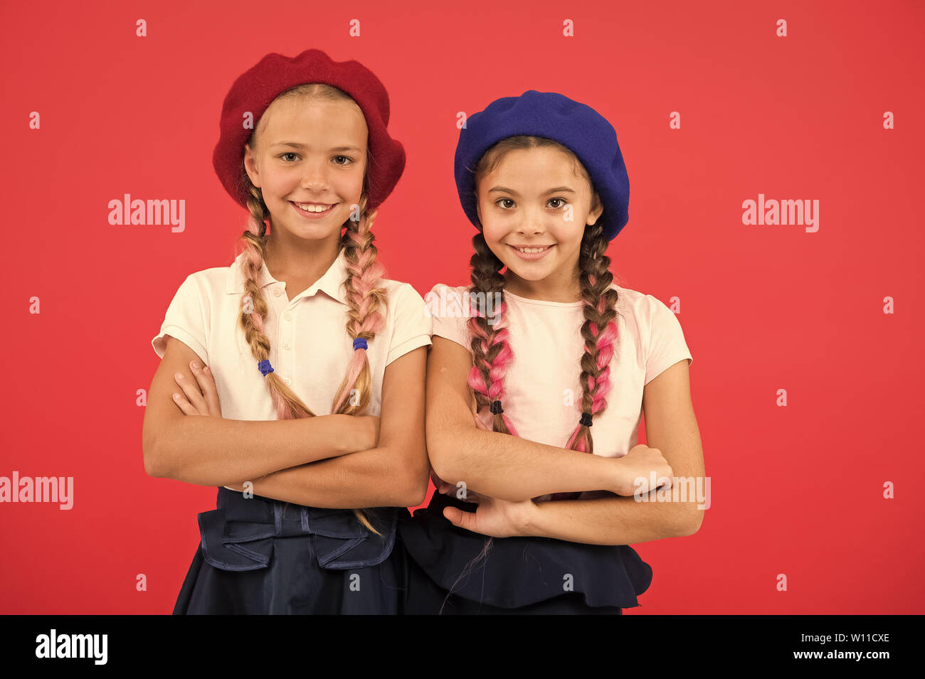 Stilvolle Und Zuversichtlich Nette Madchen Mit Der Gleichen Frisur Franzosisches Madchen Kleine Kinder Mit Langen Haaren Zopfe Fashion Girls Mit Gebunden Haare Zu Flechten Kleine Kinder Tragen Franzosische Barette Stockfotografie Alamy