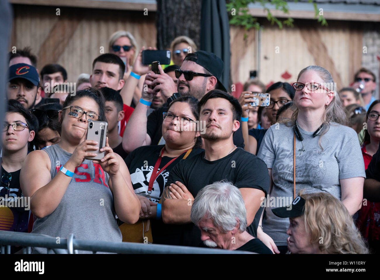 Beto O'Rourke Unterstützer zuhören, da er während einer Kampagne Fall an Scholz Garten in der Innenstadt von Austin, Texas, USA spricht mit einer Masse von etwa 300. Stockfoto