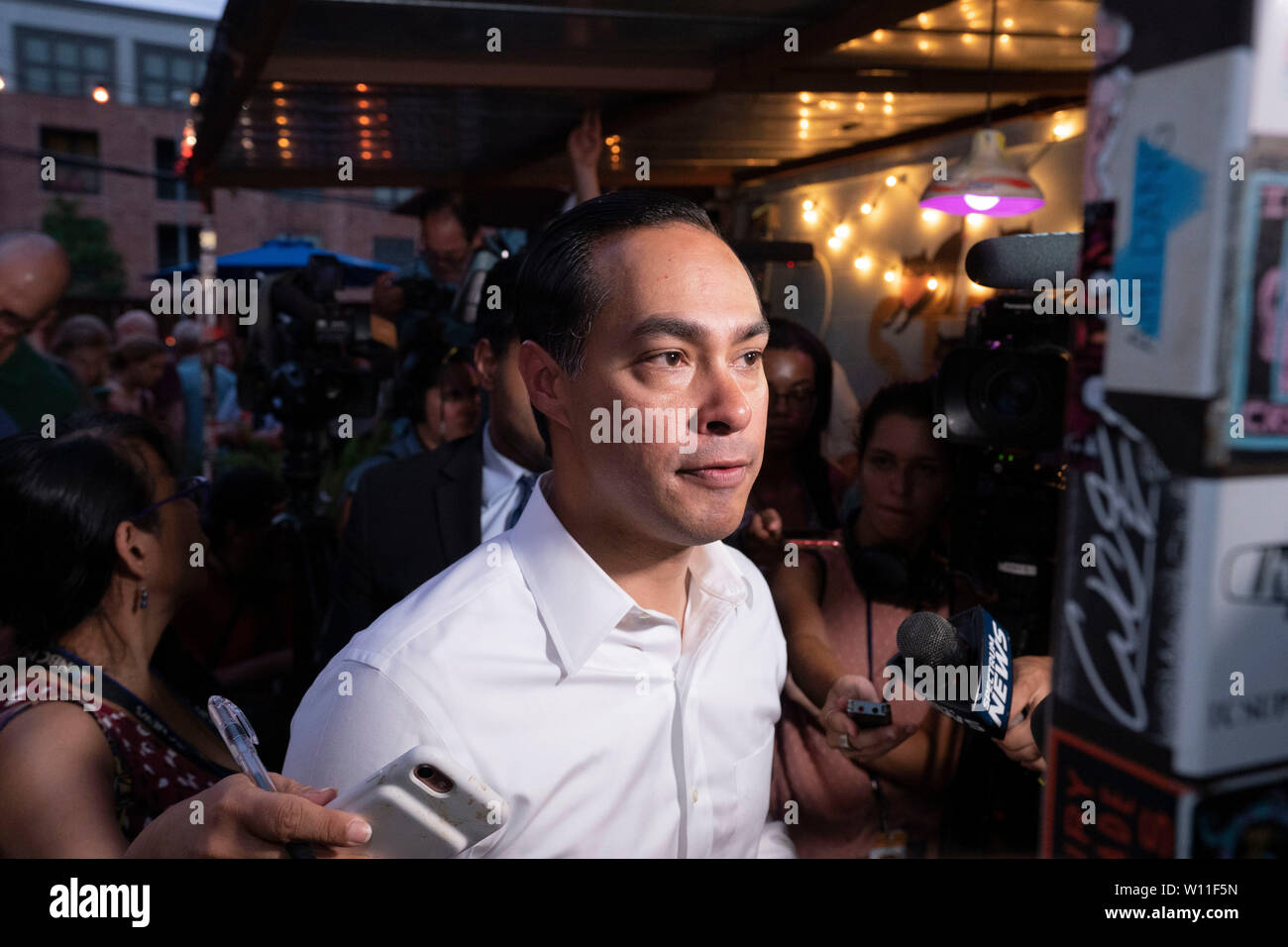 Austin, Texas, USA. 28. Juni 2019. Us-Präsident Kandidat Julian Castro von San Antonio spricht mit einem TV-Reporter an ein bezahltes Kapital - der Erbauer, zwei Tage nach der ersten demokratischen Präsidentschaftswahlen Debatte von 2019. Castro und Texas challenger Beto O'Rourke statt konkurrierende Veranstaltungen zur gleichen Zeit etwa eine Meile auseinander. Credit: Bob Daemmrich/Alamy leben Nachrichten Stockfoto