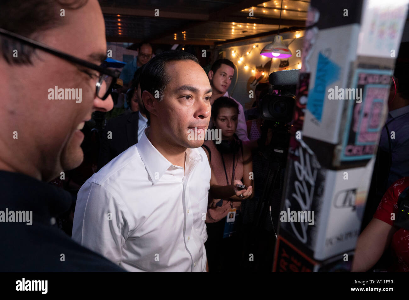 Austin, Texas, USA. 28. Juni 2019. Us-Präsident Kandidat Julian Castro von San Antonio spricht mit einem TV-Reporter an ein bezahltes Kapital - der Erbauer, zwei Tage nach der ersten demokratischen Präsidentschaftswahlen Debatte von 2019. Castro und Texas challenger Beto O'Rourke statt konkurrierende Veranstaltungen zur gleichen Zeit etwa eine Meile auseinander. Credit: Bob Daemmrich/Alamy leben Nachrichten Stockfoto