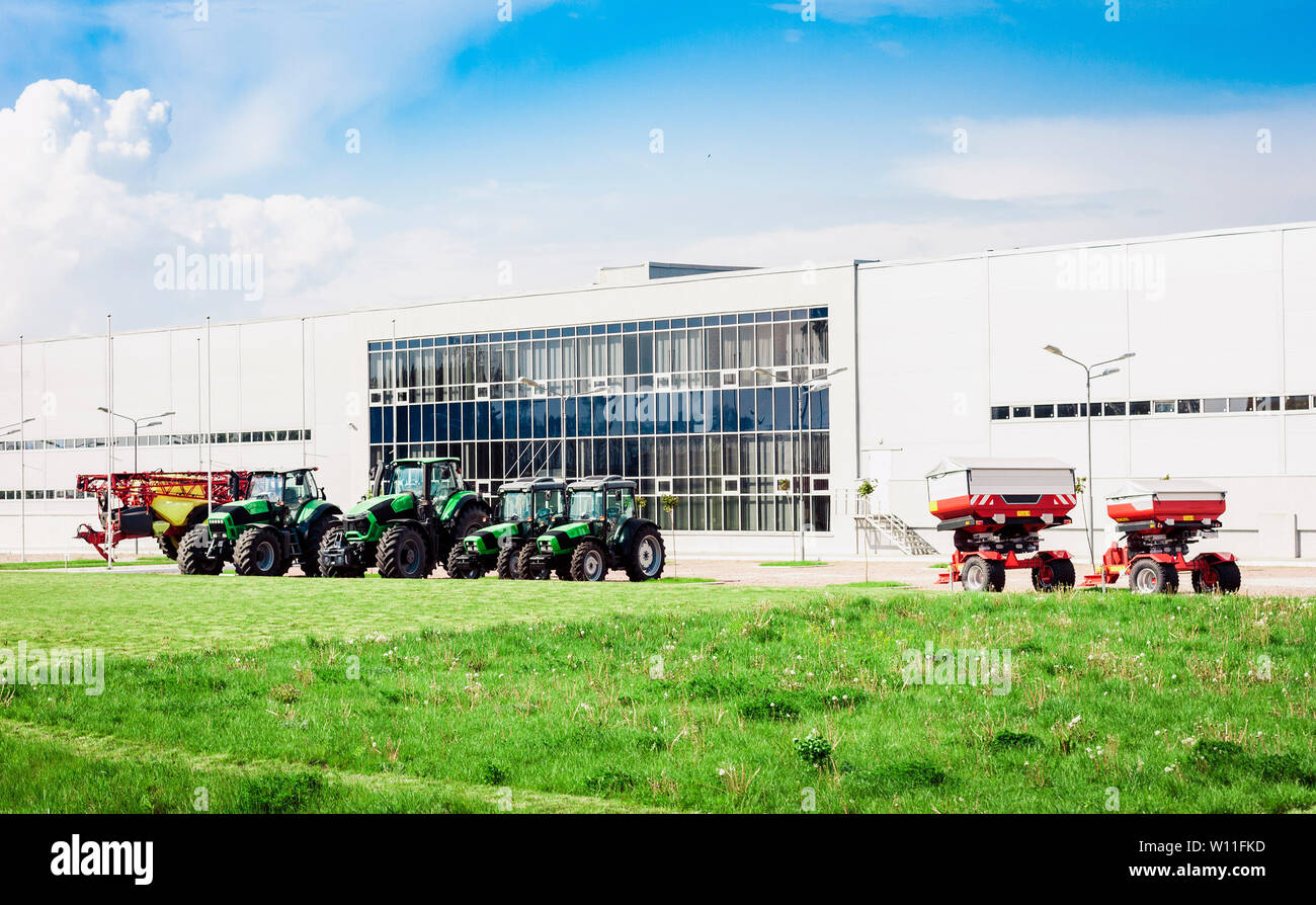 Region Kiew, Ukraine - Mai 12, 2019: Traktoren sind neben dem Handel Pavillon zum Verkauf. Stockfoto