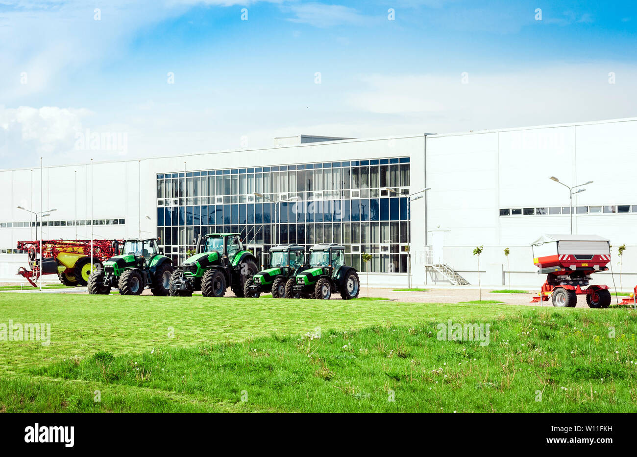 Region Kiew, Ukraine - Mai 12, 2019: Traktoren sind neben dem Handel Pavillon zum Verkauf. Stockfoto