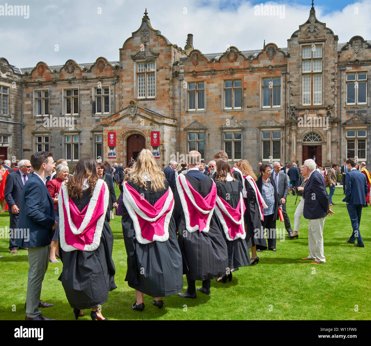ST ANDREWS UNIVERSITY FIFE SCHOTTLAND St. Salvators College Graduation Day IM SOMMER ABSOLVENTEN