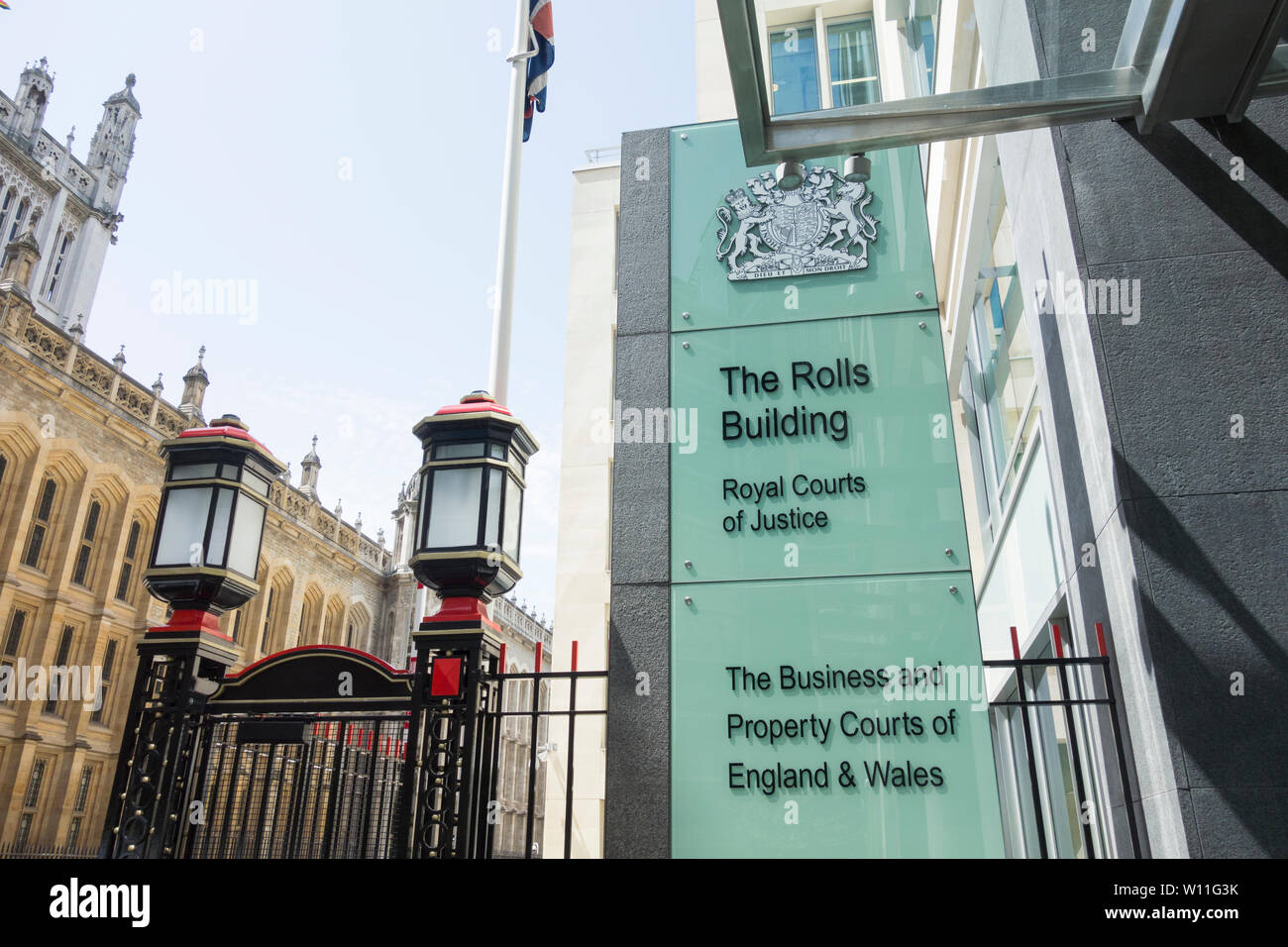 Eintritt zum Rolls Building, Royal Courts of Justice, Business and Property Courts of England and Wales, Fetter Lane, London, England, Großbritannien Stockfoto
