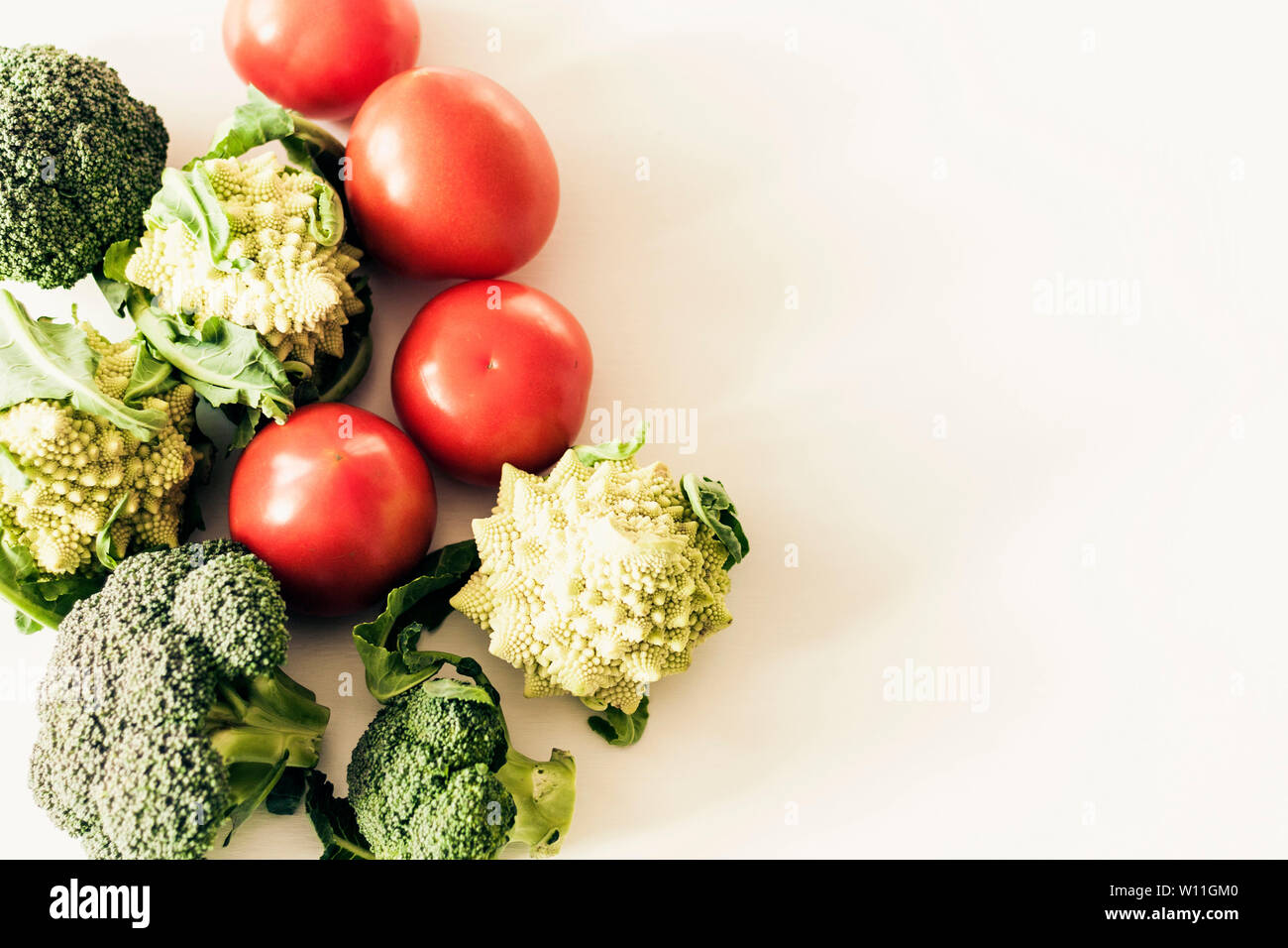 Auf Basis pflanzlicher Rohkost Gemüse der Saison Hintergrund, veganes Essen Zutaten zum Kochen, Ansicht von oben Stockfoto