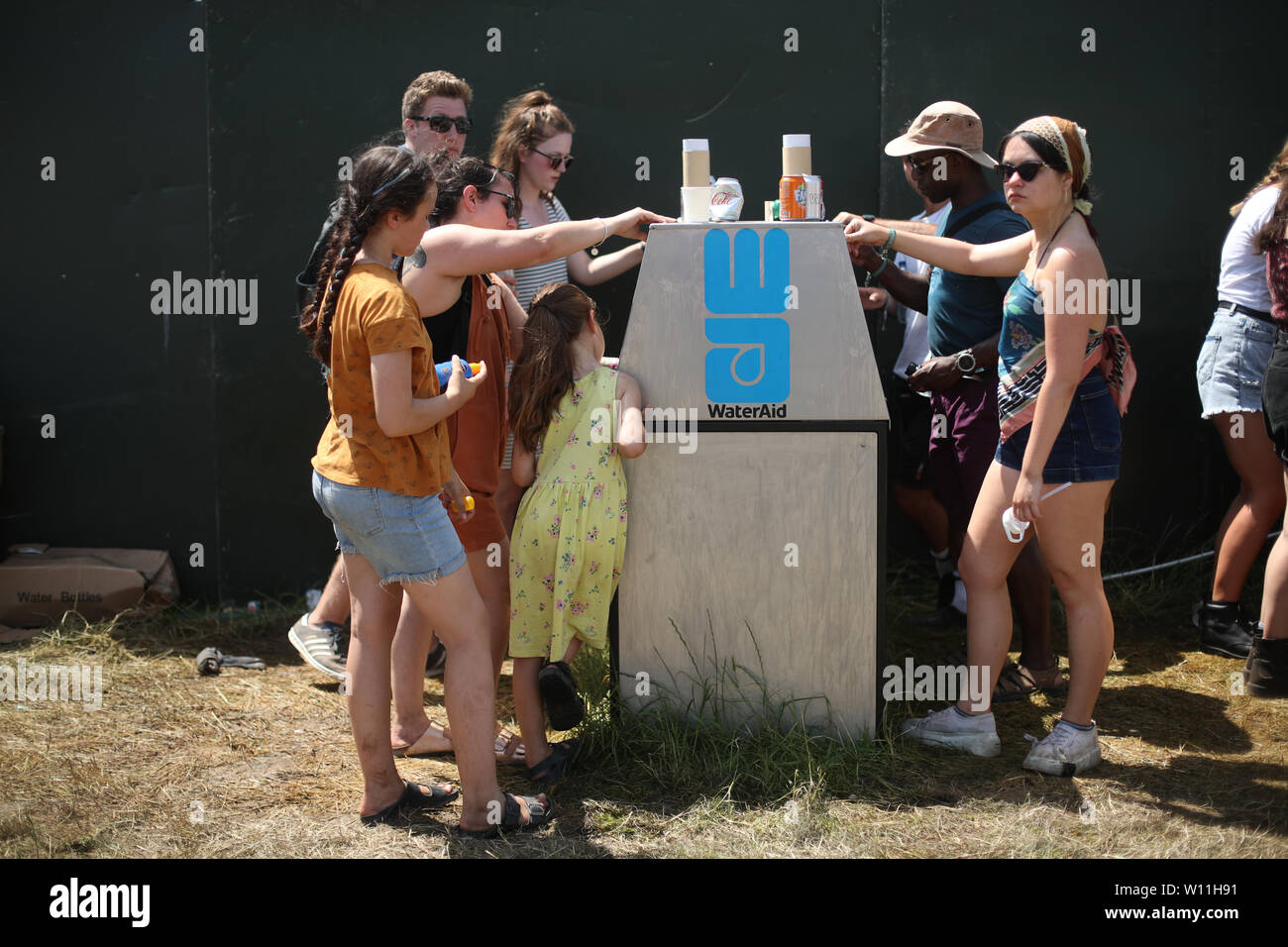 Festivalbesucher füllen Ihre Wasserflaschen in das heiße Wetter auf dem Glastonbury Festival, würdig Bauernhof in Pilton, Somerset. Stockfoto