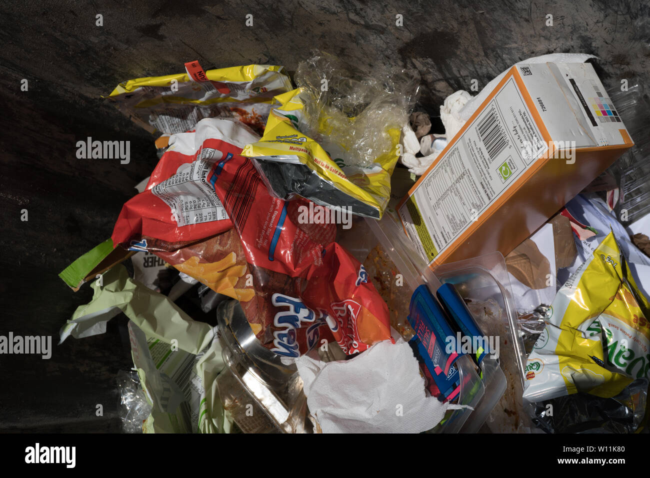 Müll, vor allem Verpackungen aus Kunststoff, im Haushalt bin. Großbritannien Stockfoto