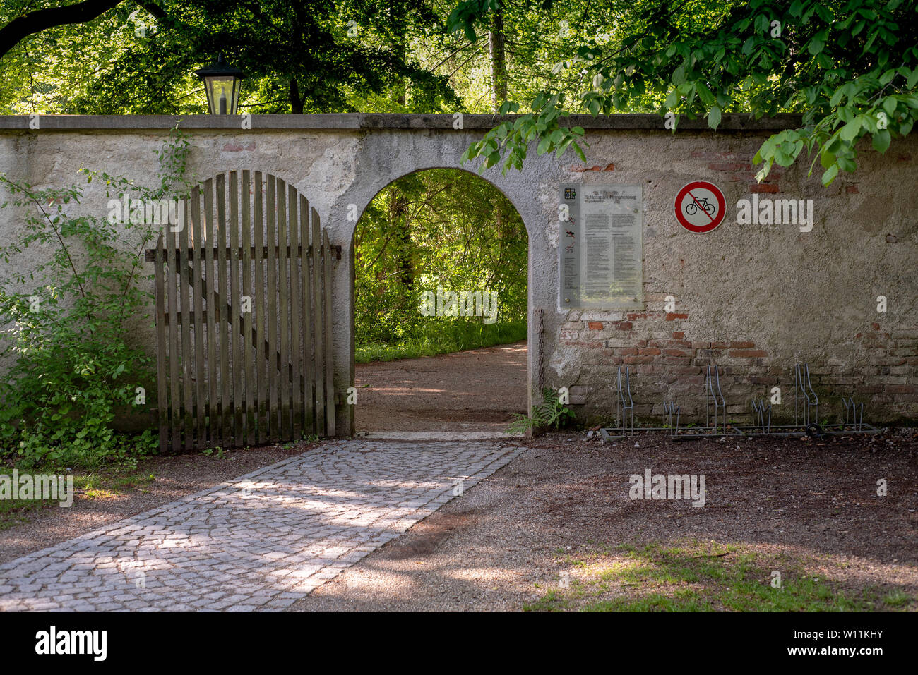 Munich, Bayern, Deutschland - 23. Mai 2019. Tor zum Schlosspark Nymphenburg mit einem Zeichen zu erklären, was nicht erlaubt ist Stockfoto