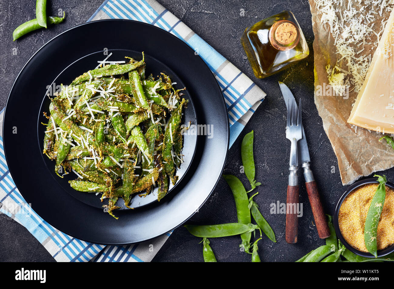 Knusprig gebratene Polenta und Parmesan paniert Snap Erbsen auf Teller ...