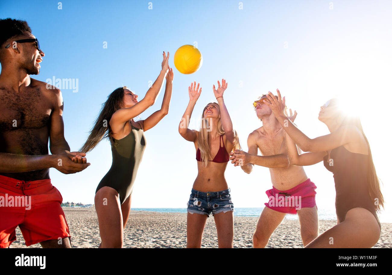 Gruppe von Freunden zu Beach-Volleyball am Strand spielen Stockfoto
