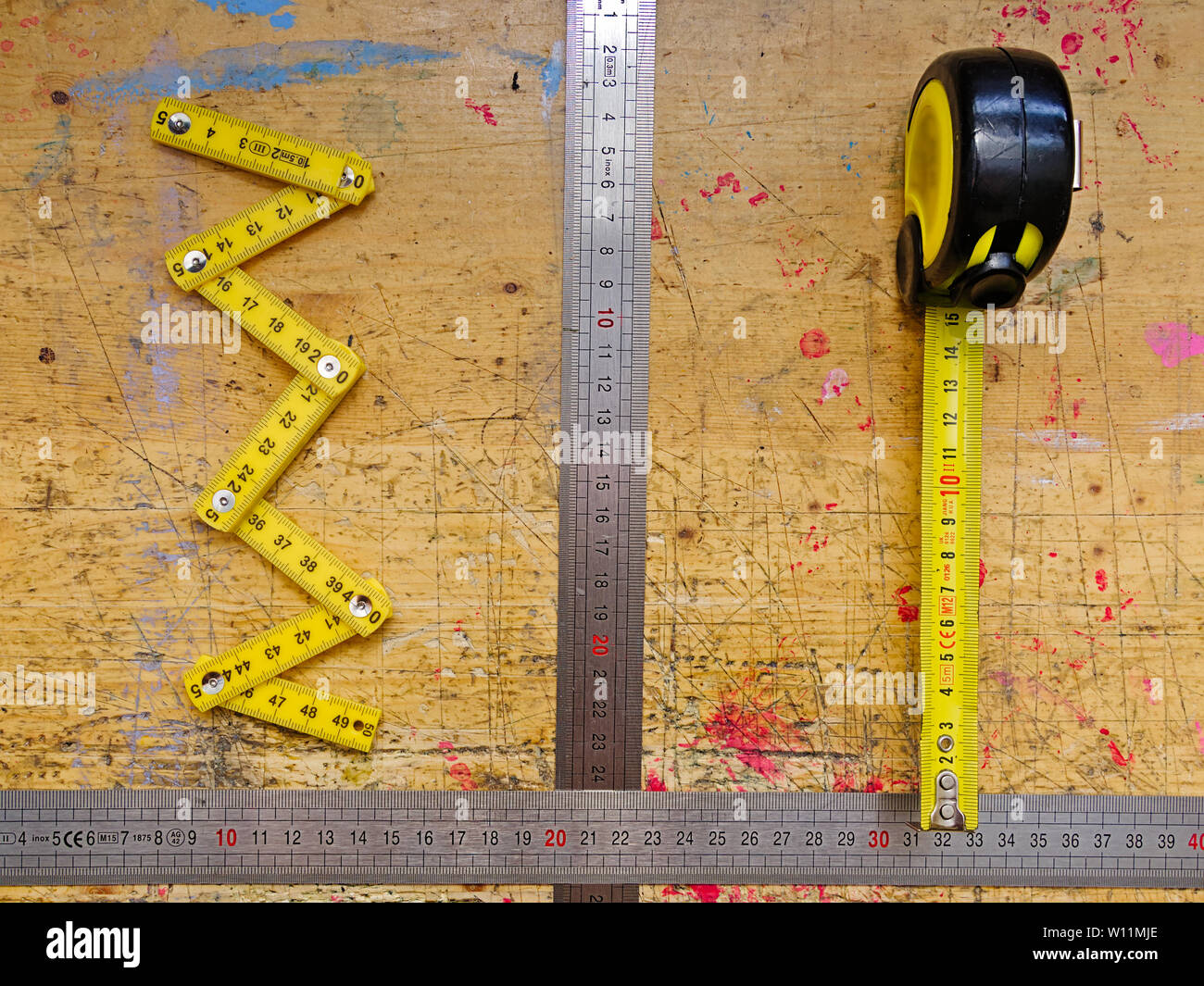 Verschiedene Metering Tools auf Holz- Workbench grunge Lack benetzte Oberfläche. Stockfoto