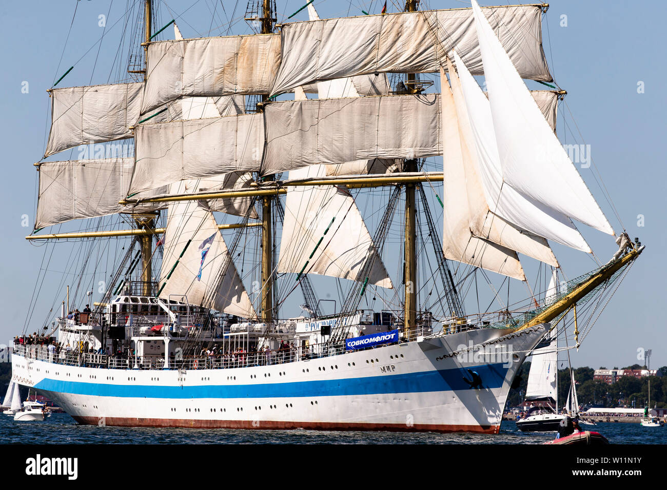 Kiel, Deutschland. 29 Juni, 2019. Die russischen 3-master 'Mir' führt die Windjammer Parade im Fjord. Der Kieler Woche endet am 30. Juni 2019. Credit: Frank Molter/dpa/Alamy leben Nachrichten Stockfoto