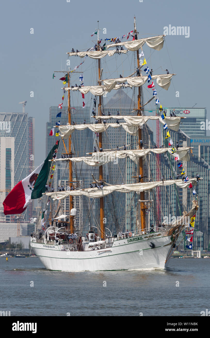 Charlton, London, Vereinigtes Königreich. 29 Juni, 2019. ARM CUAUHTÉMOC dargestellt in der Nähe der Themse in London. Herrliche mexikanische Sail Training ship ARM Cuauhtémoc hat segelte die Themse in heißen, sonnigen Wetter nach mehreren Tagen in der Hauptstadt zu verbringen. In bunte Signalflaggen und mit Segler Manning das Yard arme gekleidet, das große Schiff ging in London am heißesten Tag des Jahres so weit. Rob Powell/Alamy leben Nachrichten Stockfoto