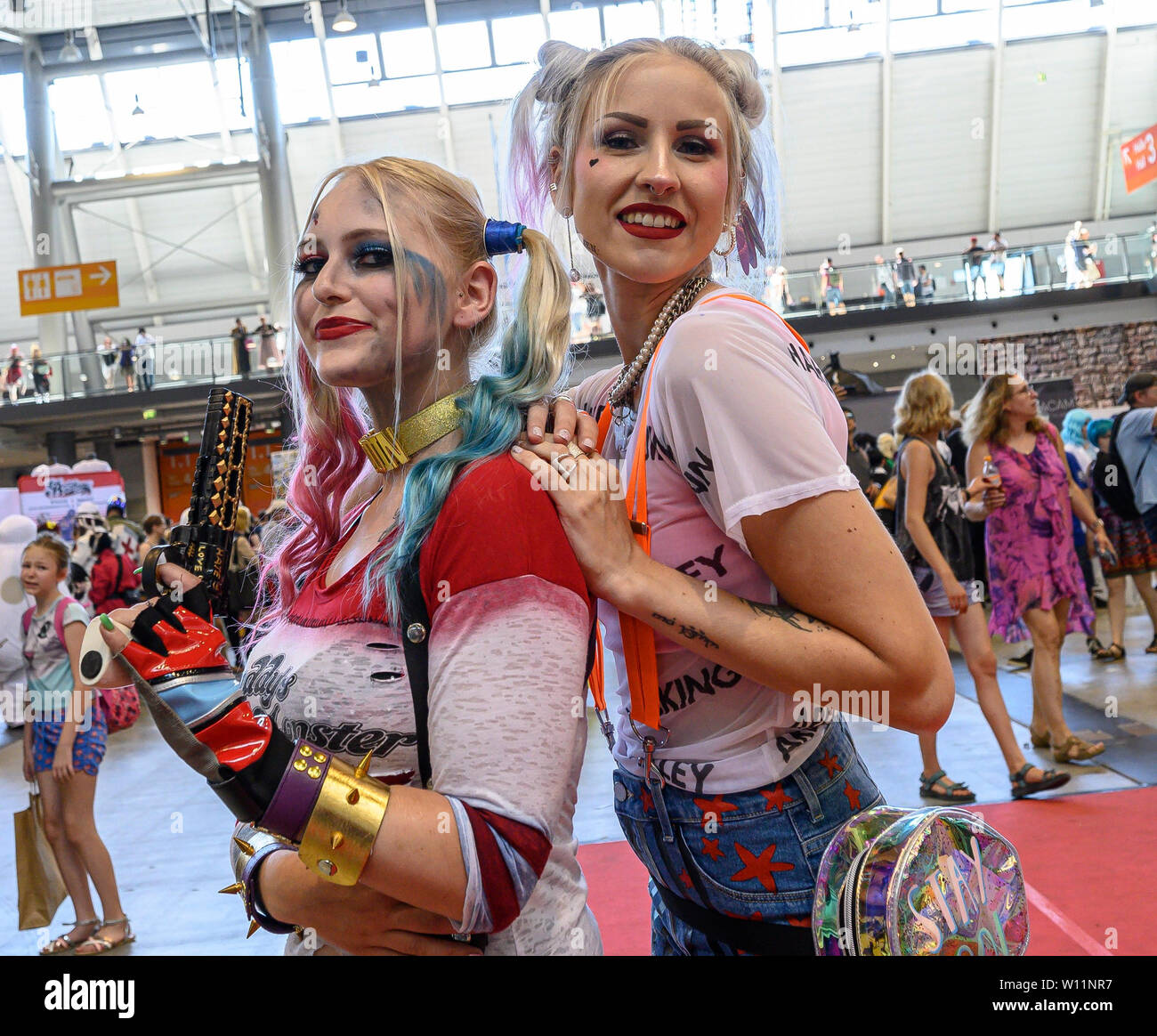 29. Juni 2019, Baden-Wuerttemberg, Stuttgart: Verkleidet als Harley Quinn,  Teilnehmer der Comic Messe "Comic Con Deutschland" in der Messe stehen.  Neben einem großen Händler Bereich mit zahlreichen Einkaufsmöglichkeiten  für Comic Sammler, die