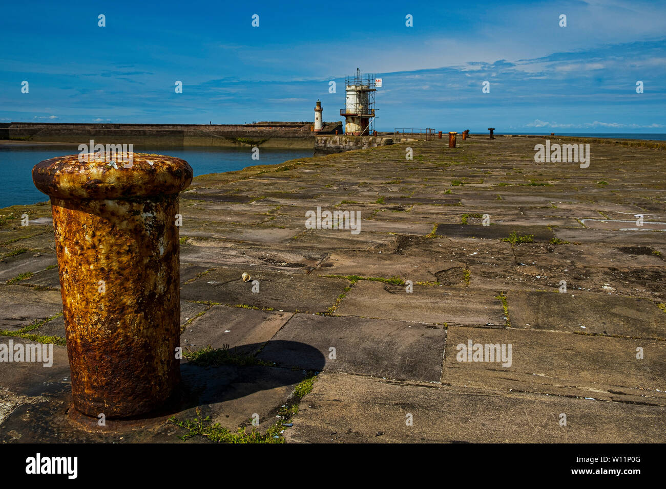 Whitehaven Hafen und Marina, Gerüst, auf dem Leuchtturm bereit für Renovierung Stockfoto