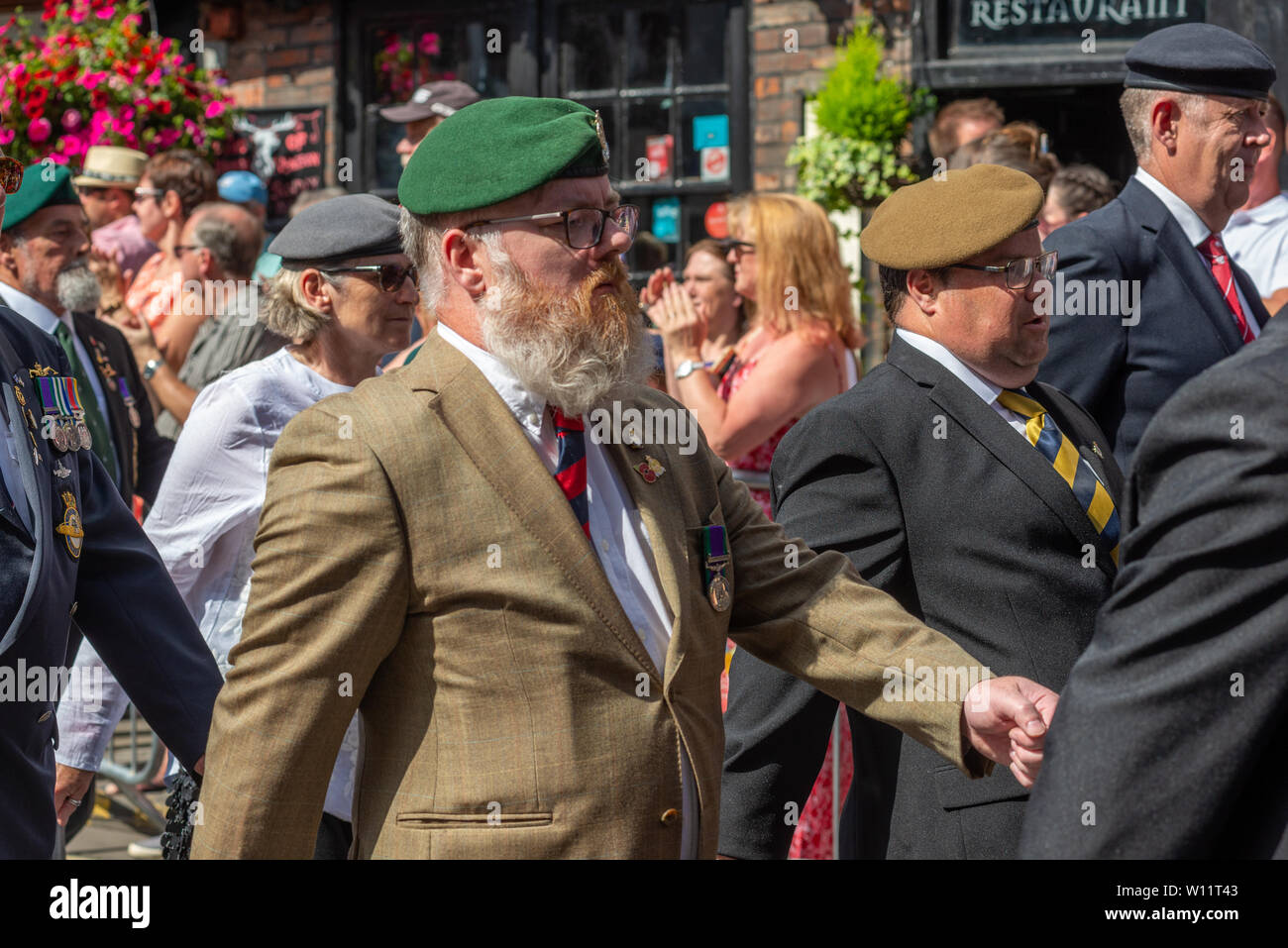 Tag der Streitkräfte, Salisbury, Wiltshire, Großbritannien. 29. Juni 2019. Veteranen der Streitkräfte marschieren vor großen Menschenmassen in einer Parade, während sie sich in heißer Sonne durch das Stadtzentrum schlängelt. Stockfoto