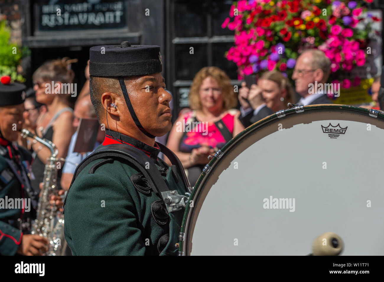 Tag der Streitkräfte, Salisbury, Wiltshire, Großbritannien. 29. Juni 2019. Trommler aus dem Gurkha-Regiment begleiten Angehörige der Streitkräfte, die vor großen Menschenmassen in einer Parade marschieren, während sie sich bei heißem Sonnenschein durch das Stadtzentrum schlängelt. Stockfoto