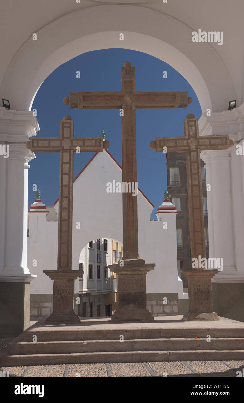 Kreuze an der Basílica de Nuestra Señora Kirche in Copacabana, Bolivien Stockfoto