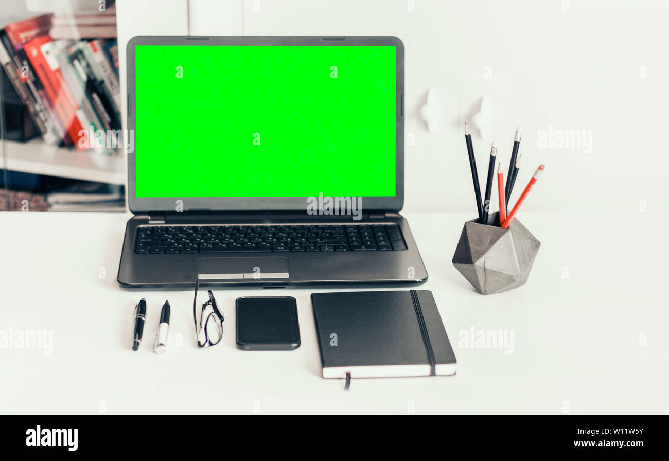 Grüner bildschirm laptop -Fotos und -Bildmaterial in hoher Auflösung – Alamy