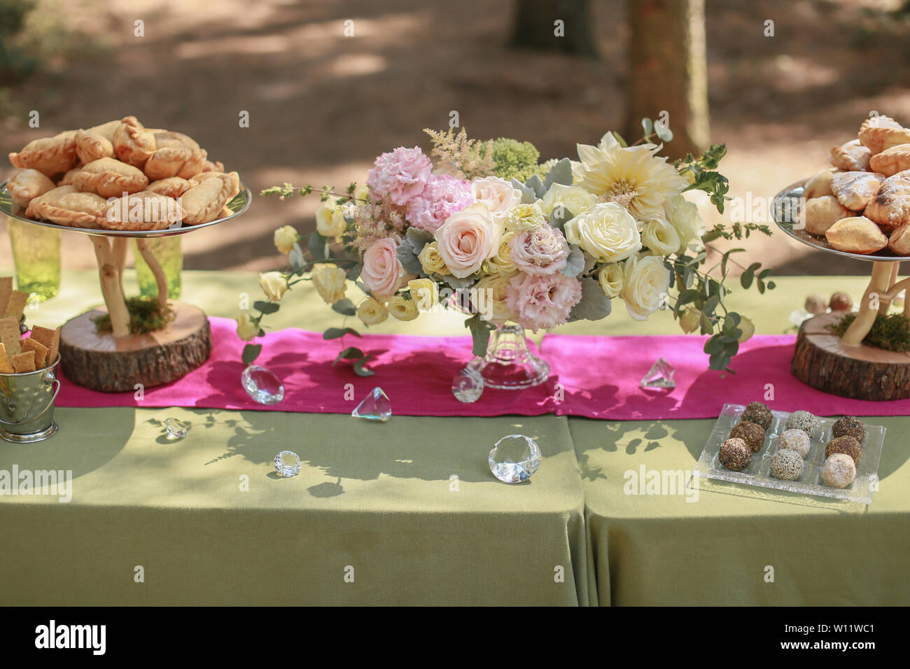 Festliche Hochzeitstafel, mit Süßigkeiten und Getränken eingerichtet. Stockfoto