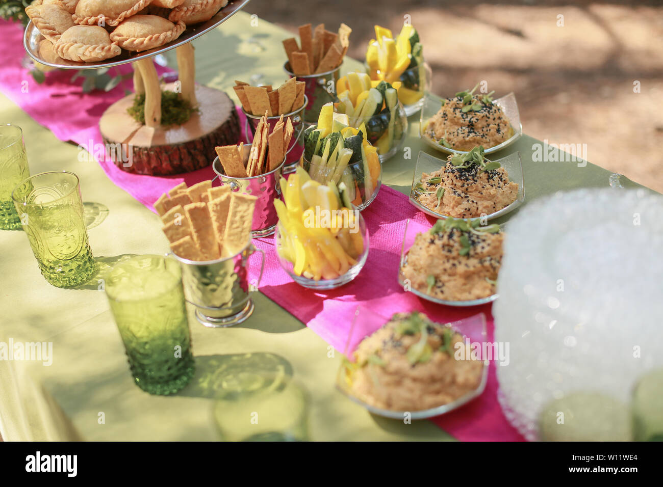 Festliche Hochzeitstafel, mit Süßigkeiten und Getränken eingerichtet. Stockfoto