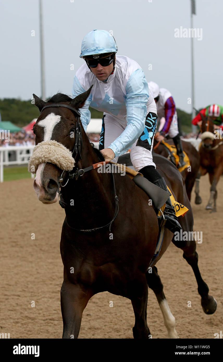 Carnwennan geritten von Stevie Donohoe gewinnt die Betfair Exchange Northumberland Vase Handicap Einsätze bei Betfair Exchange Northumberland Platte Tag in Newcastle Racecourse. Stockfoto